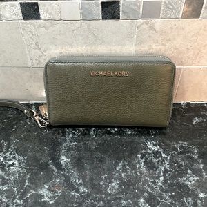 Michael Kors JET SET TRAVEL Wristlet Continental Wallet Olive Green